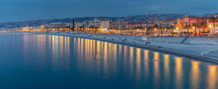 法国全景城市和海滩在日落图片