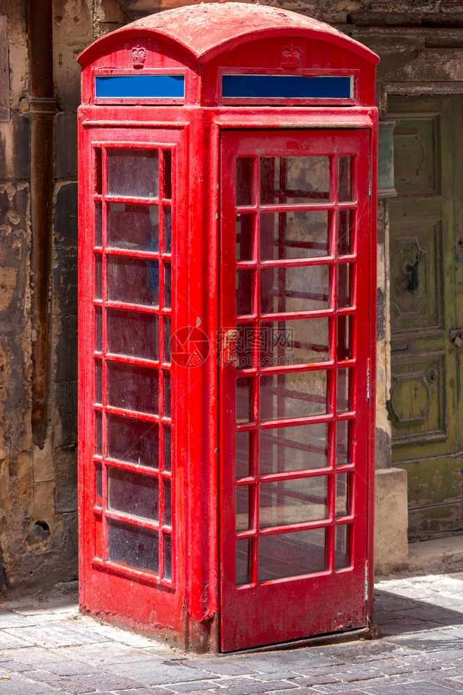 马耳他瓦莱塔的老木制红色英语电话箱马耳他瓦莱塔旧电话箱图片