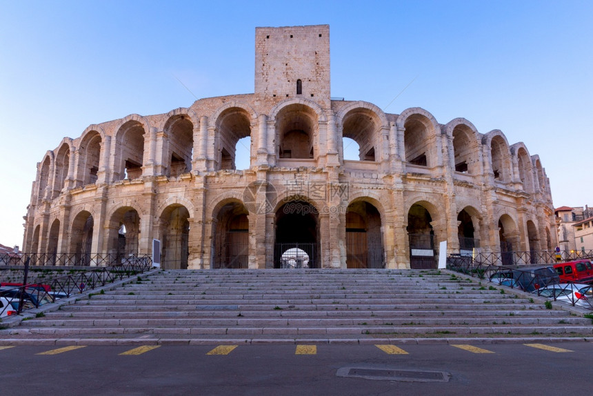 清晨罗马两栖剧院古老舞台的景象法国阿勒斯普罗旺法国阿列古老的罗马两栖剧院竞技场图片