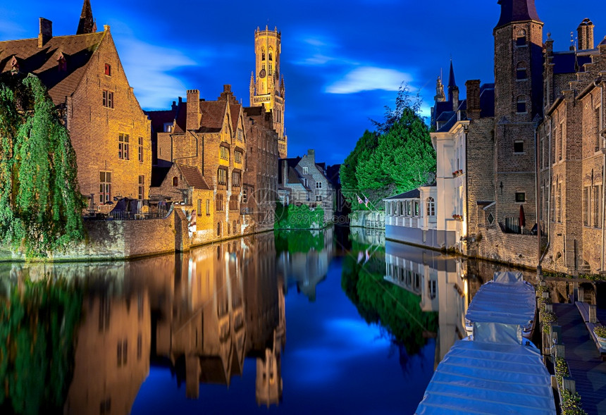 中世纪布鲁日的城市运河比利时佛兰德斯布鲁日夜间照明的城市运河图片