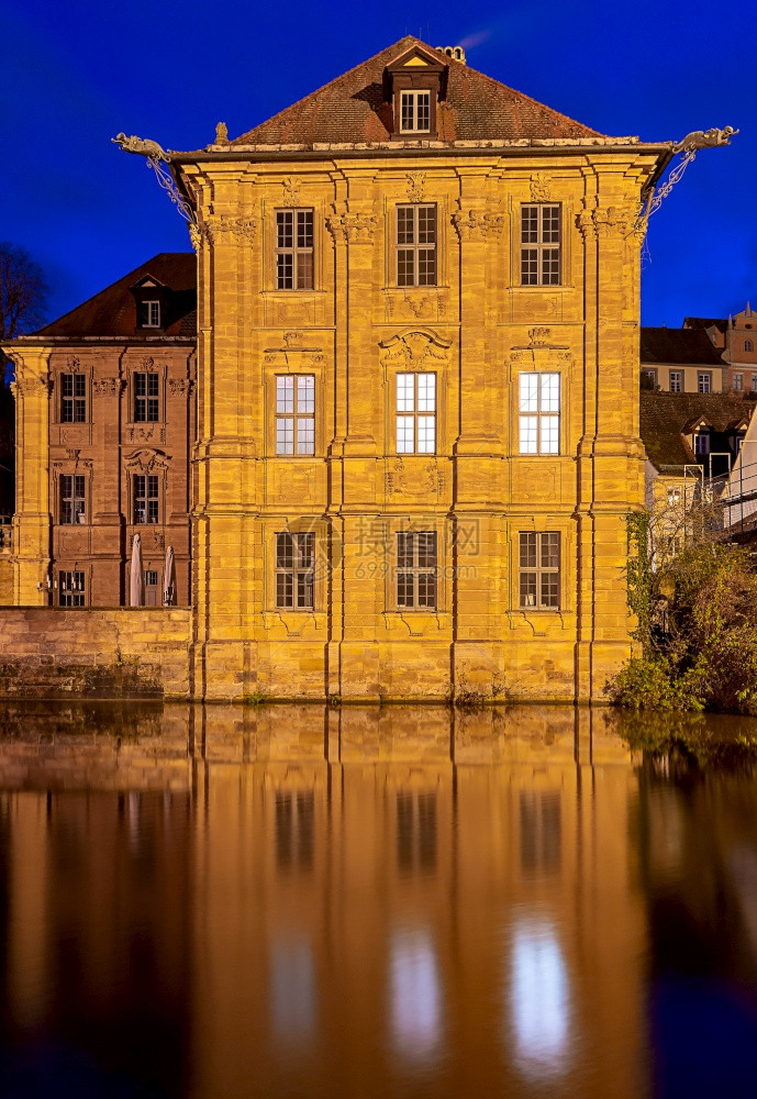 夜间照明的旧城堤班伯格巴伐利亚德国日落时城堤图片