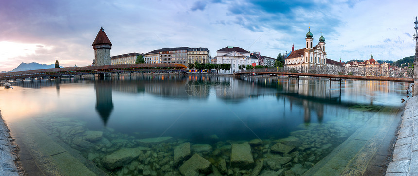 礼拜堂全景Kapellbrucke桥日出时灯光中的瓦西图姆塔Lucerne瑞士卢塞恩Panorama著名的礼拜堂Kapellbr图片