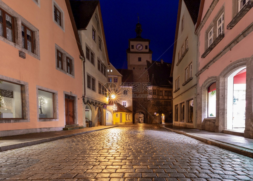 古老的中世纪街在夜光下罗德堡巴伐利亚德国陶伯古老的中世纪城市图片