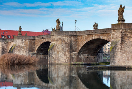 古老的中世纪石桥和雕塑在清晨德国乌兹堡巴伐利亚乌兹堡古石桥图片