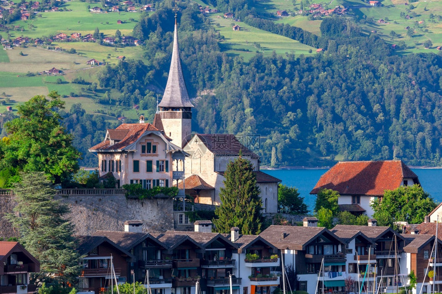 瑞士图恩湖岸边典型的瑞士村Spiez图恩湖附近传统的高山村Spiez图片