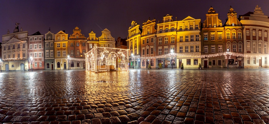 旧市场广场的全景和中世纪房屋的彩色立面波兹南波兰波兹南夜晚的老城广场图片