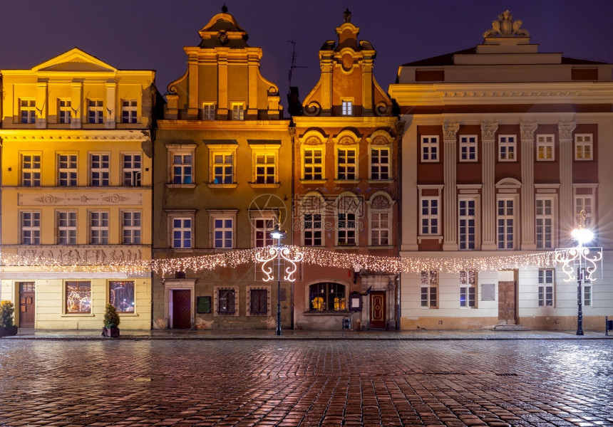 古老的市场广场和中世纪房屋的彩色立面波兹南波兰波兹南夜晚的老城广场图片