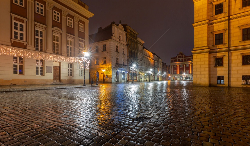 古老的市场广场和中世纪房屋的彩色立面波兹南波兰波兹南夜晚的老城广场图片
