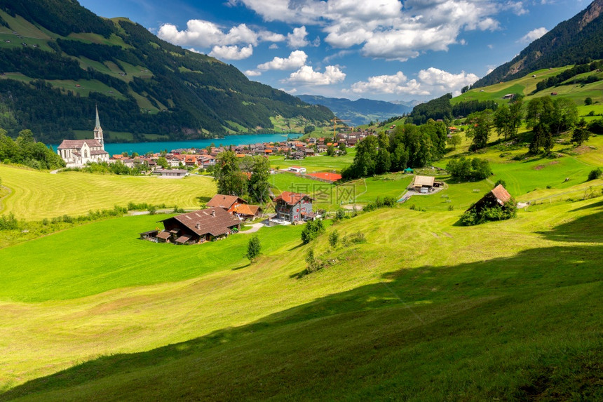在阳光明媚的一天瑞士隆盖恩阿尔卑斯山的一个古老中世纪村庄一个传统的山地高村庄景象图片