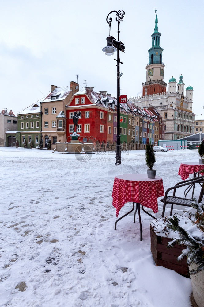 在一个下雪的冬天市场广场上中世纪房屋的彩色立面波兹南波兰波兹南冬日的市场广场图片