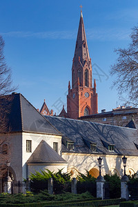 阳光明媚的早晨红色天主教堂钟楼的景色波兹南波兰波兹南旧天主教堂图片