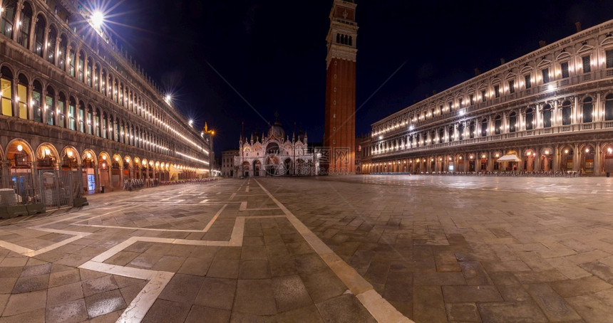 圣马克广场在黎明夜间照的全景威尼斯意大利圣马可广场夜间照明的全景图片