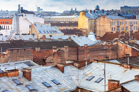白天从观察甲板对城市进行空中观察乌克兰利沃夫白天对该城市进行空中观察图片