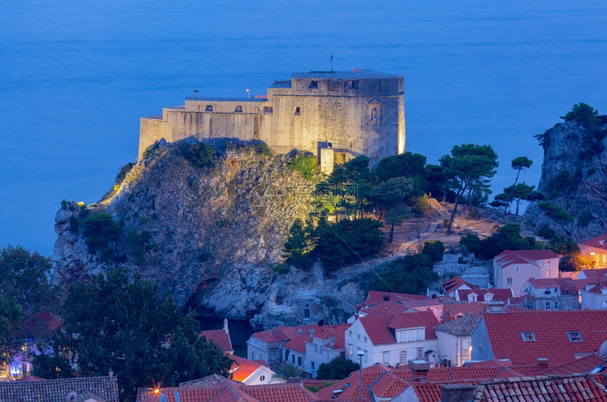 Dubrovnik日落时天亮城市的景象图片