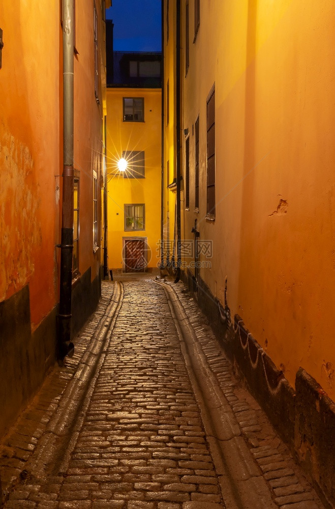 旧的中世纪街道和夜间照明的房屋外墙斯德哥尔摩瑞典旧的中世纪街道和夜间照明的中世纪街道图片