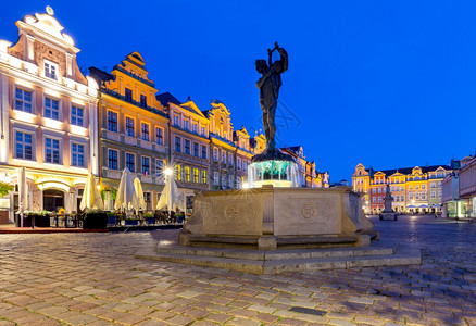 波兰兹南日出时有名的中世纪房屋旧城广场图片