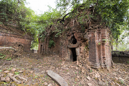 沃克山柬埔寨西北部柏威夏市以北的SraEm镇以东的PrasatNeakBuos高棉寺庙柬埔寨SraEm2017年11月柬埔寨SRAEM背景