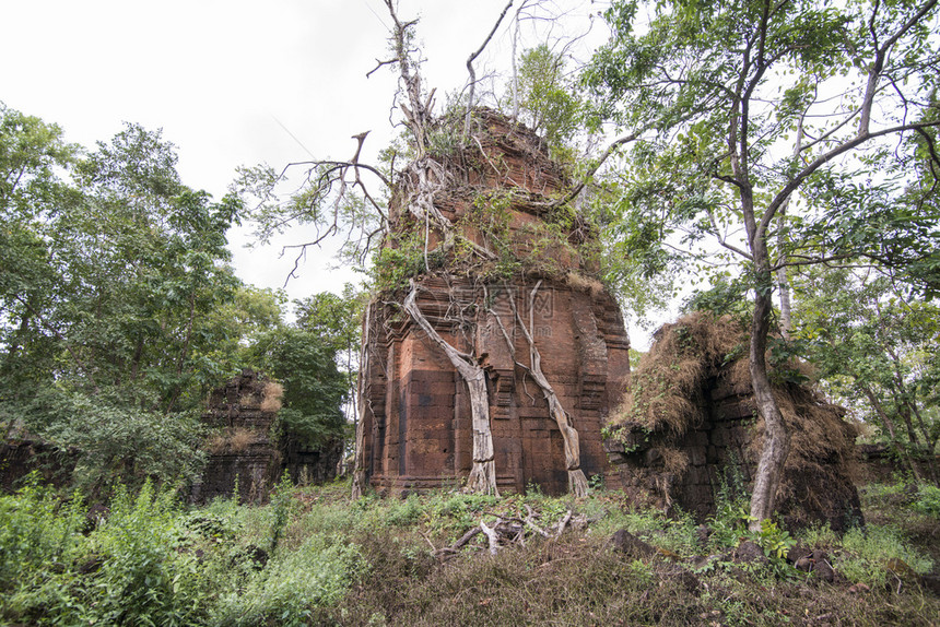 柬埔寨西北部柏威夏市以北的SraEm镇以东的PrasatNeakBuos高棉寺庙柬埔寨SraEm2017年11月柬埔寨SRAEM图片