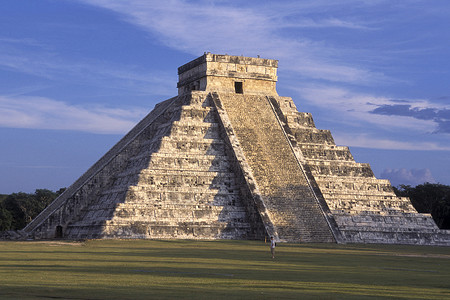 玛雅遗址与中美洲墨西哥尤卡坦省奇琴伊察的库库尔坎金字塔墨西哥奇琴伊察2009年1月墨西哥尤卡坦奇琴伊察玛雅遗址背景图片