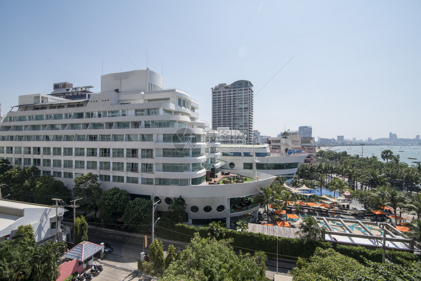 在泰国春武里省芭堤雅市的海滩路上有两个船式的酒店有天际线泰国芭堤雅2018年11月泰国芭堤雅天际海滩路图片