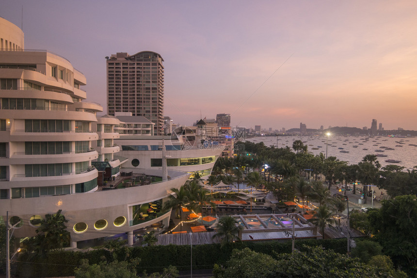 在泰国春武里省芭堤雅市的海滩路上有两个船式的酒店有天际线泰国芭堤雅2018年11月泰国芭堤雅天际海滩路图片