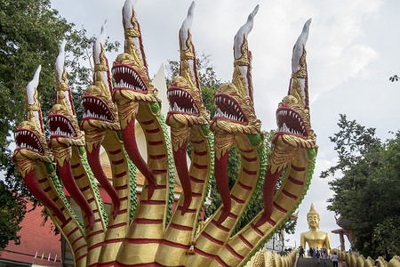 佛陀在佛山上的佛在芭堤雅市在泰国春武里省泰国芭堤雅2018年11月泰国芭堤雅佛山背景图片
