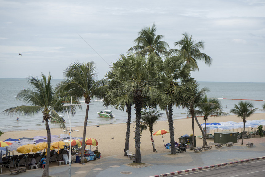 位于泰国清武里省芭堤雅市芭堤雅湾的海滩路泰国芭堤雅2018年11月泰国芭堤雅湾城市海滩路图片