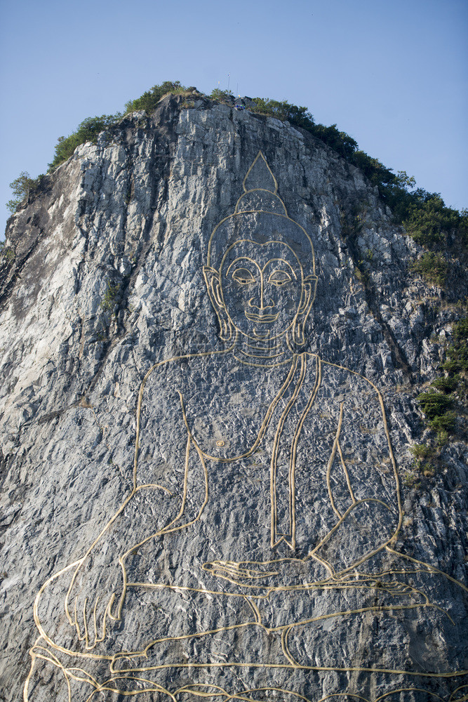 在泰国春武里省芭堤雅市附近的Sattahip村KhaoCheeChan的佛崖泰国芭堤雅2018年11月泰国芭堤雅佛像悬崖KHAO图片
