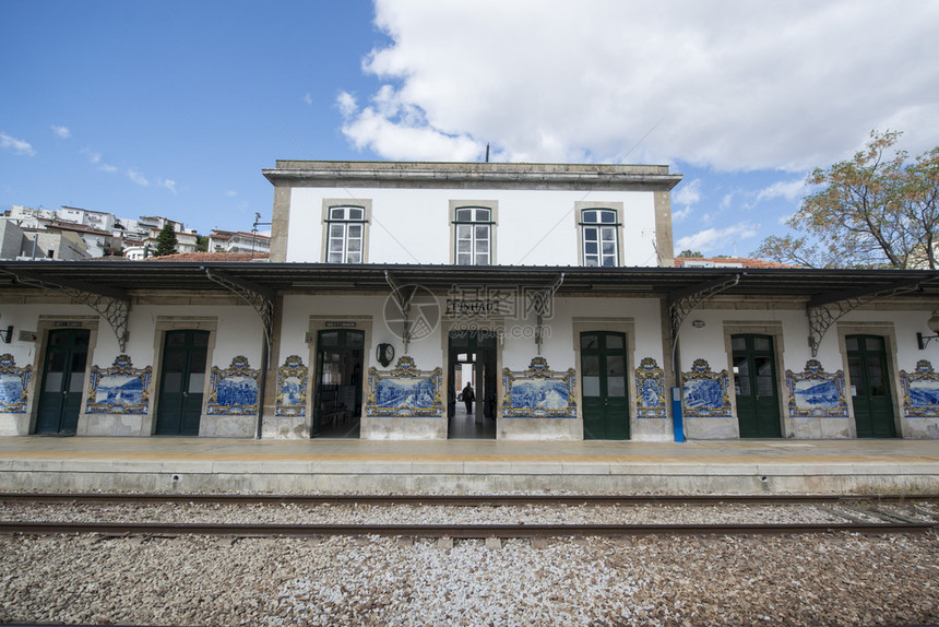 在欧洲葡萄牙波尔图以东的多罗河边平豪镇的铁道站上手工涂画的瓷砖阿祖莱霍葡萄牙Regua2019年4月和图片