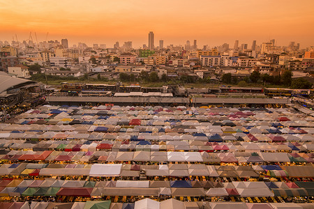 泰国曼谷市拉契达夜市位于亚洲最南端泰国曼谷2019年11月泰国曼谷RATCHADA夜市背景图片