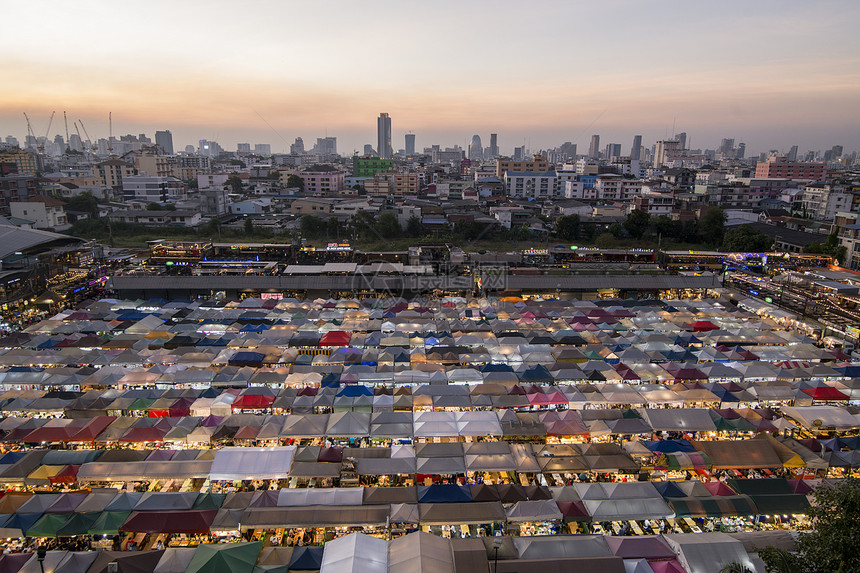 泰国曼谷市拉契达夜市位于亚洲最南端泰国曼谷2019年11月泰国曼谷RATCHADA夜市图片