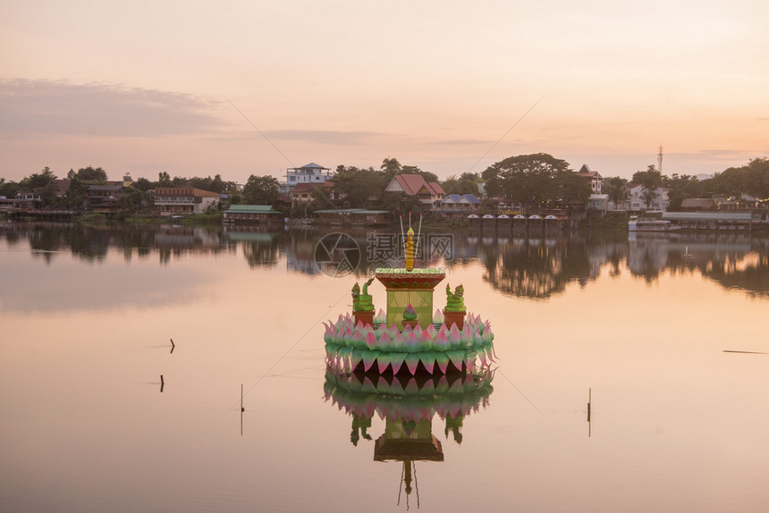 一个传统的Krathong在LoyKrathong节日与景观在平河在晚上在镇KamphaengPhet在KamphaengPhe图片
