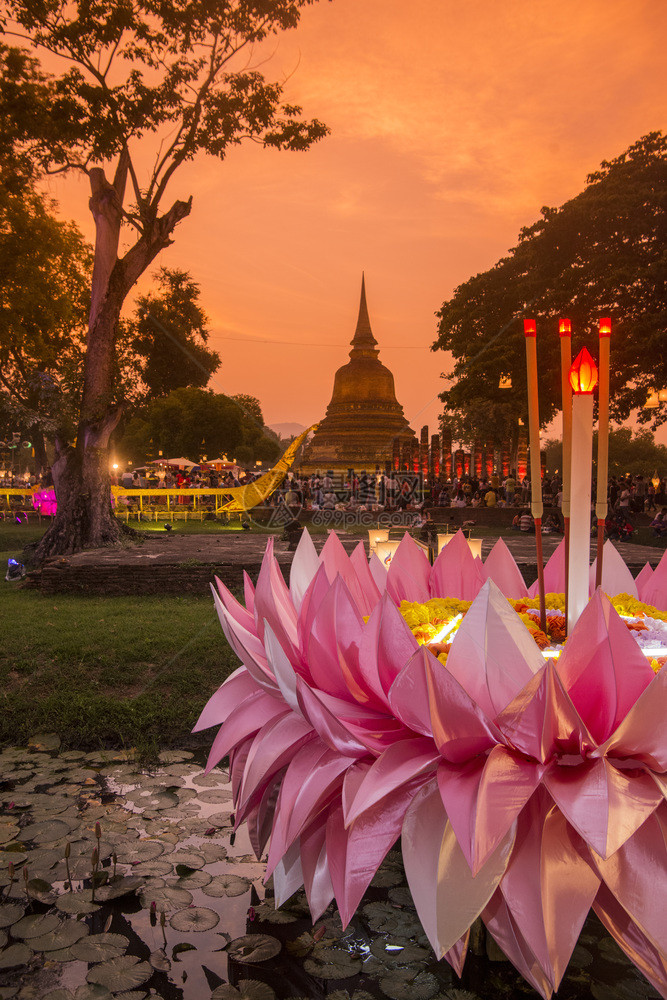 在泰国素可泰省素可泰历史公园里举行的一次拉通节泰国素可泰2019年11月亚洲泰国素可泰LOYKRATHONG图片
