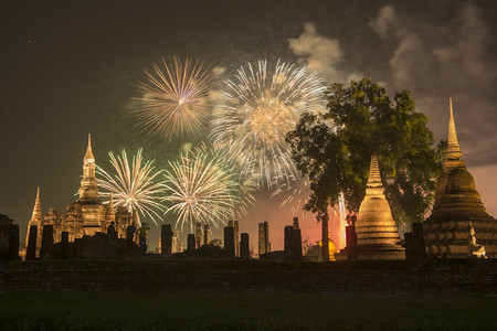 在泰国素可泰省素可泰历史公园的WatMahathat寺庙举行的LoyKrathong节上燃放烟花泰国素可泰2019年11月亚洲泰背景图片