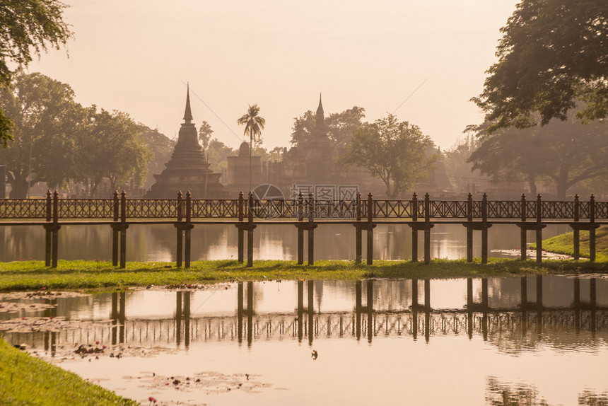 位于泰国素可泰省素可泰历史公园内的带有寺庙佛塔的公园泰国素可泰2019年11月亚泰素可泰历史公园图片