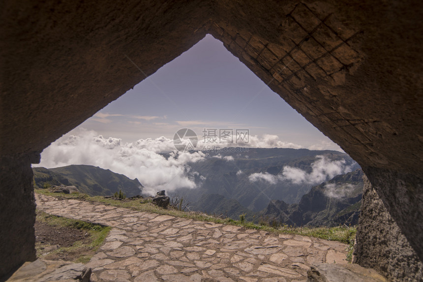 葡萄牙马德拉岛中公园地貌和山峰上的一座石屋2018年4月葡萄牙马德拉图片