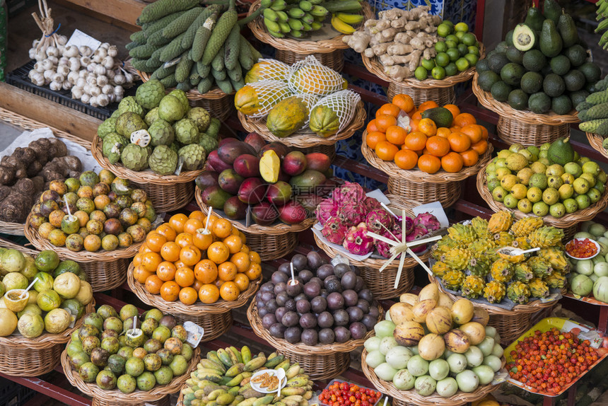 葡萄牙马德拉岛上的Funchal市中心的MercadodosLavradores热带水果葡萄牙马德拉2018年4月图片