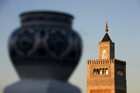 赛尔班城市尖塔高清图片