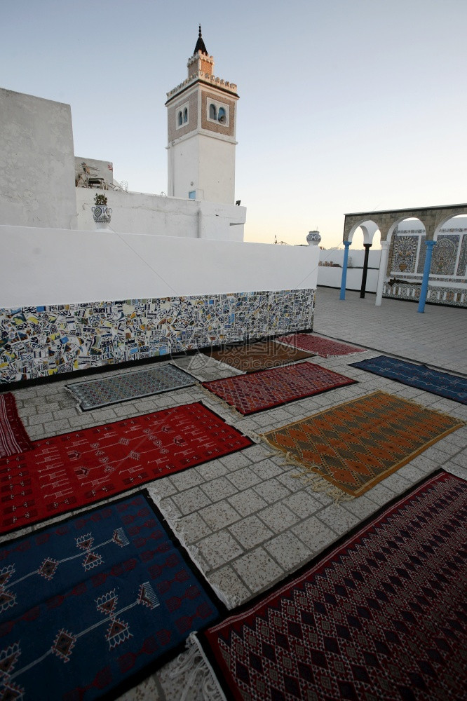 a在突尼斯北部北部古城麦地那老清真寺前面的地毯商店和生产209年3月突尼斯西迪布萨伊尔209年3月图片