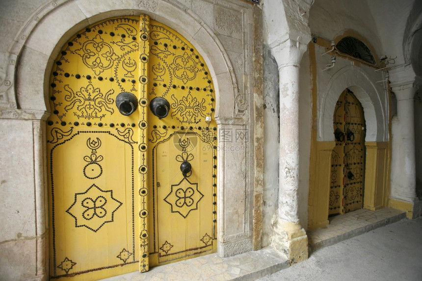 a在突尼斯北部北部古城金苏克市场或集的街道上传统突尼斯门SidiBouSair209年3月图片