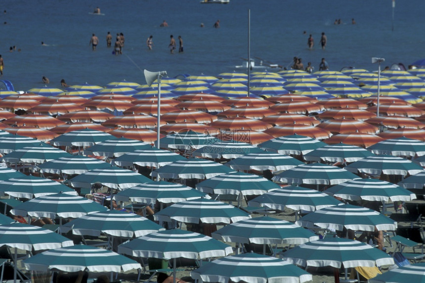 伞或阳伞在公共海滩里米尼在埃米利亚罗马尼亚在意大利意大利里米尼2001年6月图片