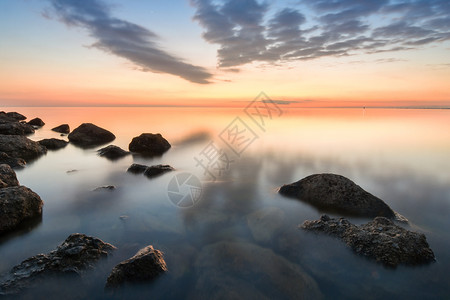 日落后黑海岩石滩的平静浪俄罗斯阿纳帕图片