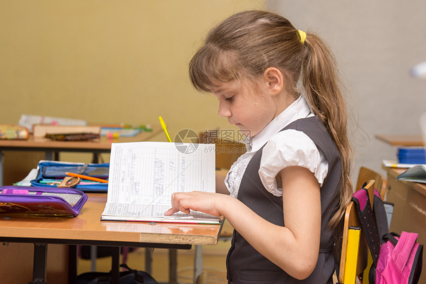 班上一个小女孩仔细读日记图片