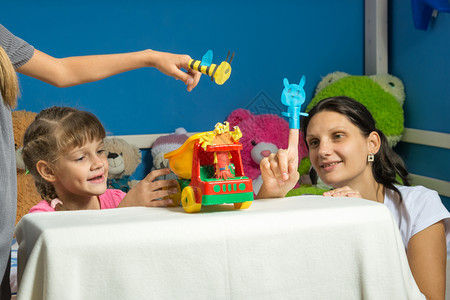 一个充满热情的母亲在自制手指木偶戏院里和女儿玩耍图片