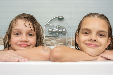 两个女孩洗澡的肖像图片