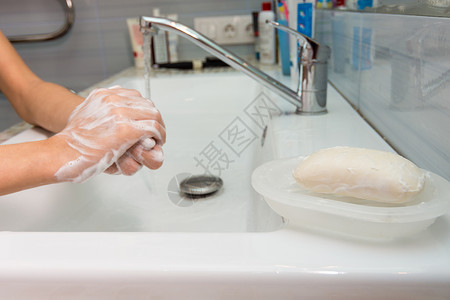 儿童小心地用肥皂洗手放在前头一层块肥皂图片