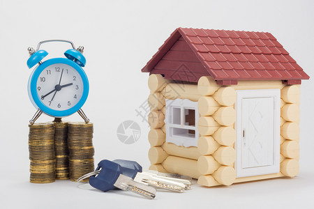 买满赠素材闹钟在一堆硬币钥匙和栋儿童房子上背景