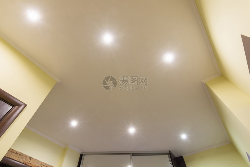 走廊的天花板包括照明图片