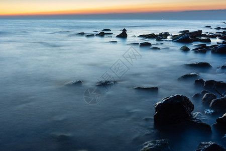 落日后冰海滨黑俄罗斯阿纳帕背景图片