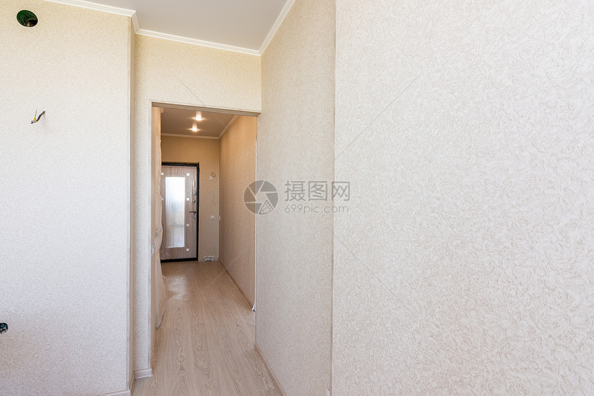 公寓内一条长的走廊从厨房到出口图片